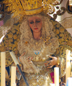 Vitoria de Huelva con el pañuelo de bolillo de seda realizado por Loli Reyes.