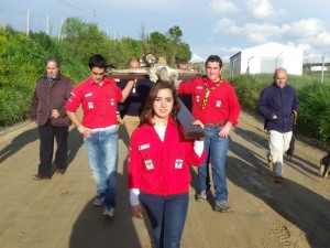 Los jóvenes del grupo de Scout de Moguer también portaron la imagen.