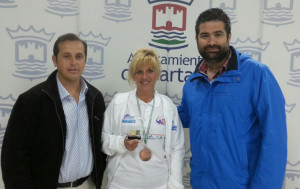 Josefa Pérez, junto con el vicepresidente del Club, Manuel Pérez -izquierda-, y el concejal de Actividades Deportivas, Manuel Barroso.