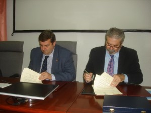 Francisco José Martínez y Sixto Romero en la firma del convenio.