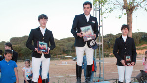 Los vencedores en Malpica, con el triguereño Antonio Abad en el peldaño más alto.