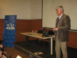 El catedrático Juan Campos, durante la conferencia. 