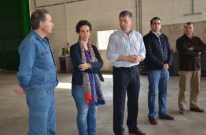 Representantes del Ayuntamiento de Palos y Condusav reunidos con los alumnos del curso.