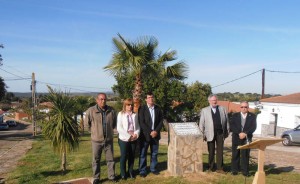 Momento de inauguración del azulejo conmemorativo. 