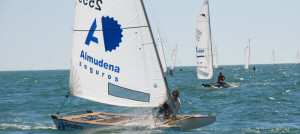 Paco Fernández (RCN de El Puerto de Santa María) y Alfonso Merello (CV Bahía de Cadiz) -en la imagen-, se reparten los tantos de la novena jornada de la XIV Liga de Patín a Vela.