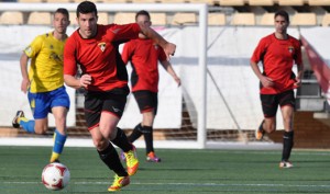 Brillante triunfo del Ayamonte ante el Antoniano. / Foto: Josele Ruiz.