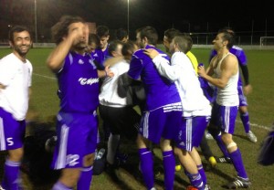 Los jugadores del CDS Huelva celebran la consecución del título.