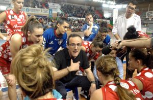 Gabriel Carrasco, técnico del equipo onubense, es cauto ante la opciónd e seguir en Liga Femenina, aunque no lo descarta. / Foto: Josele Ruiz.