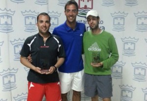 Los hermanos Palma López, junto al monitor de la Escuela Municipal de Tenis, Francisco Ibáñez Zapata, en el centro.