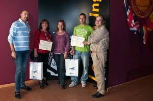 Los ganadores del certamen posan con sus regalos. / Foto: Reynus Sánchez