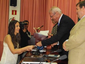 Valladares recogiendo su beca para este curso por parte del presidente de la Fundación Atlantic Copper