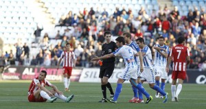 Momento en el que De Burgos Bengoetxea expulsa a Dimas, con Charles en el césped y los albiazules protestando. / Foto: Diario de Almería.