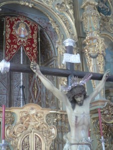 El simpecado de Montemayor en la Iglesia de San Francisco junto al Cristo de la Sangre