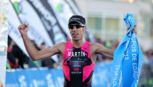 Emilio Martín entra en la meta victorioso. / Foto: Rosa Fariñas.