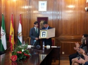 Carmelo Romero recoge la Medalla de Oro a la localidad concedida por Santa Fe.