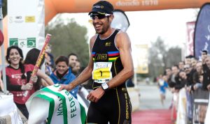 Emilio Martín entrando en la meta del Duatlón de Sevilla, en el que se proclamó campeón de Andalucía. Foto: Alberto Márquez.