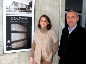 La archivera municipal Lola Címbora y el director del archivo de la Diputación de Huelva e historiador Félix Sanchal.