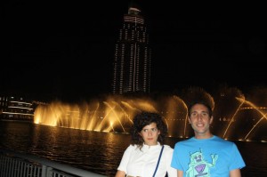 Marta y su compañero, ante la Fuente de Dubai. 
