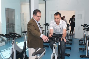 Actualmente se está procediendo a la instalación de la maquinaria de entrenamiento cardiovascular y de fuerza