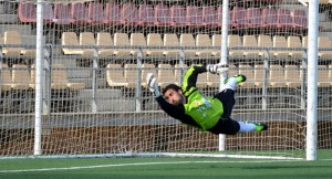 El meta Chico nada puede hacer por evitar el gol de Manuel, en el lanzamiento de una falta. / Foto: J. L. Rúa.