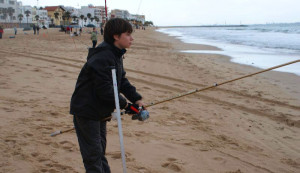 En la playa de la Costilla hay una gran actividad de la pesca deportiva.