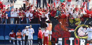 Los jugadores condales festejan el triunfo junto a sus aficionados. / Foto: Josele Ruiz.