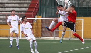 El meta visitante Jairo evitó un triunfo más amplio del Guadalcacín. / Foto: Josele Ruiz.