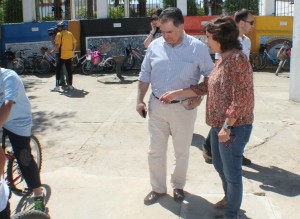 La directora del Manuel Siurot muestra al alcalde las obras realizadas.