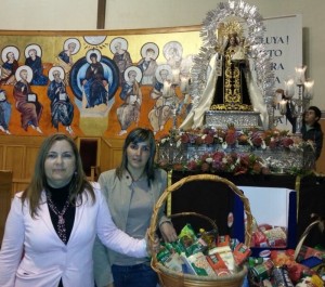 Las concejalas depositando sus ofrendas ante la virgen.