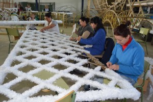 Mujeres almonteñas adornando los arcos.