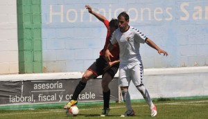 La zaga del Ayamonte estuvo muy exigida todo el partido. / Foto: Rafa Sánchez.