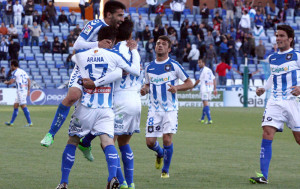 Los jugadores del Recre celebran con Arana el gol del triunfo. / Foto: Josele Ruiz.