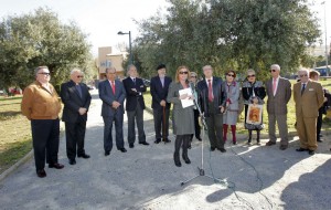 Numerosas autoridades, amigos, compañeros y familiares de Seijas han participado en el homenaje. / Foto: Ramón L. Pérez, del periódico IDEAL de Granada.