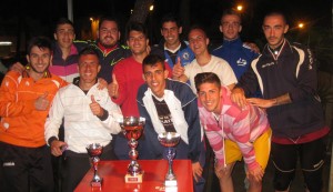 El equipo campeón posa con los trofeos conquistados.