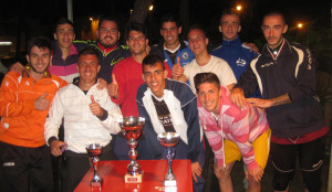 El equipo campeón posa con los trofeos conquistados.