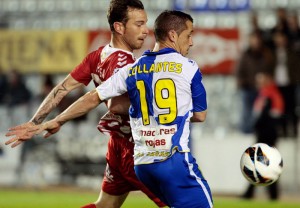 Fernando Vega trata de frenar a Collantes. / Foto: L. C.