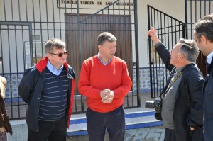 La comitiva recorrió el edificio valorando las posibles mejoras.