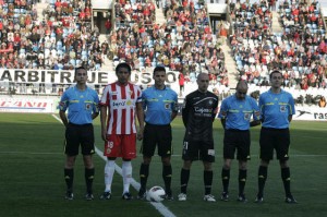 Momentos previos al último Almería-Recre, con el colegiado Gil Mazano, uno de los protagonistas, en el centro. / Foto: elalmeria.es.