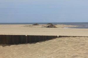 La playa de Ayamonte está siendo sometida a labores de limpieza.