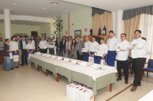 Fotografía de familia de los participantes en la final y los miembros del jurado.