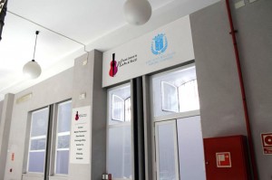 Fachada de la nueva escuela de Bollullos.