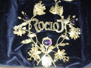 E broche que la Hermandad de Pasión regaló a la Virgen del Rocío.