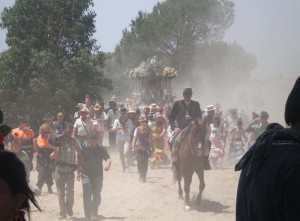 Entre 2.000 y 3.000 personas acompañan a la Hermandad de Moguer en el camino.