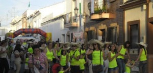 Personas disfrutando de la Verbena de 2012.