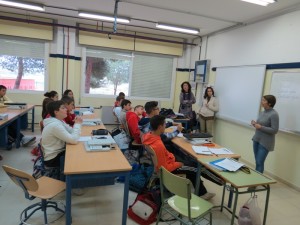 Sesión del taller de prevención de alcoholismo en el Instituto Francisco Garfias de Moguer.