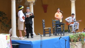 Estudiantes en el escenario  durante el acto de clausura.