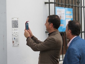 El alcalde de Moguer prueba los nuevos códigos.