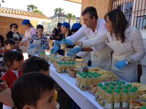 Los concejales han repartido el desayuno a los pequeños.