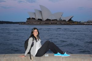 Cristina con la Casa de la Ópera de Sydney al fondo.