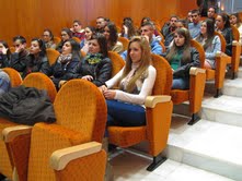 Jóvenes presentes durante el acto de bienvenida.